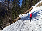 21 Salendo sulla sterrata innevata  